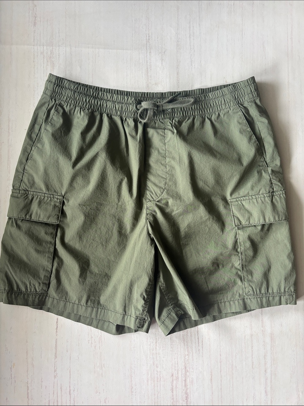 Men’s Medium GAP Olive Green Cargo Shorts with Drawstring Waist Snap Pockets